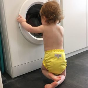 bebe en couche lavable devant lavage en machine